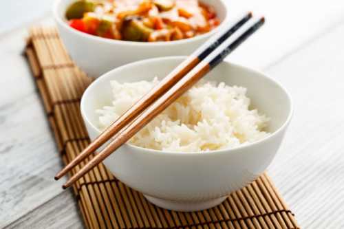 Правильное приготовление риса для суши может показаться очень сложным, но на самом деле огромных отличий с простой варкой нет, разве что в добавлении рисового уксуса в самом конце