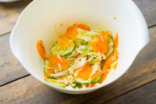 Подготовленные овощи измельчают лук шинкуют, а морковь натирают на средней терке