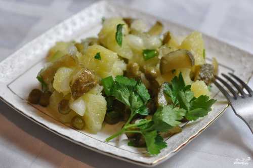 Салат с маринованными огурцами